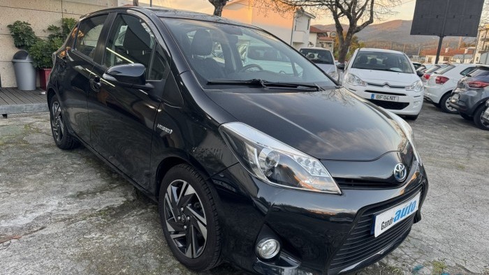 Toyota Yaris 1.5 HSD Sport + P. Luxury + Navi
